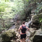 Passage à coté d'un ruisseau pour se rafraichir