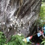 Des dons accrochés sur un bloc de pierre
