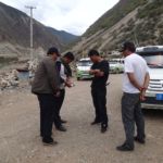 Les chauffeurs qui tirent les cartes pour savoir qui va nous emmener.