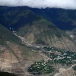 Vue de Felai Si avec en haut de la route les sources chaudes départ de la rando pour Yubeng